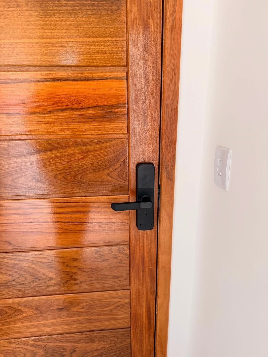 Fechadura eletrônica instalada em uma porta residencial