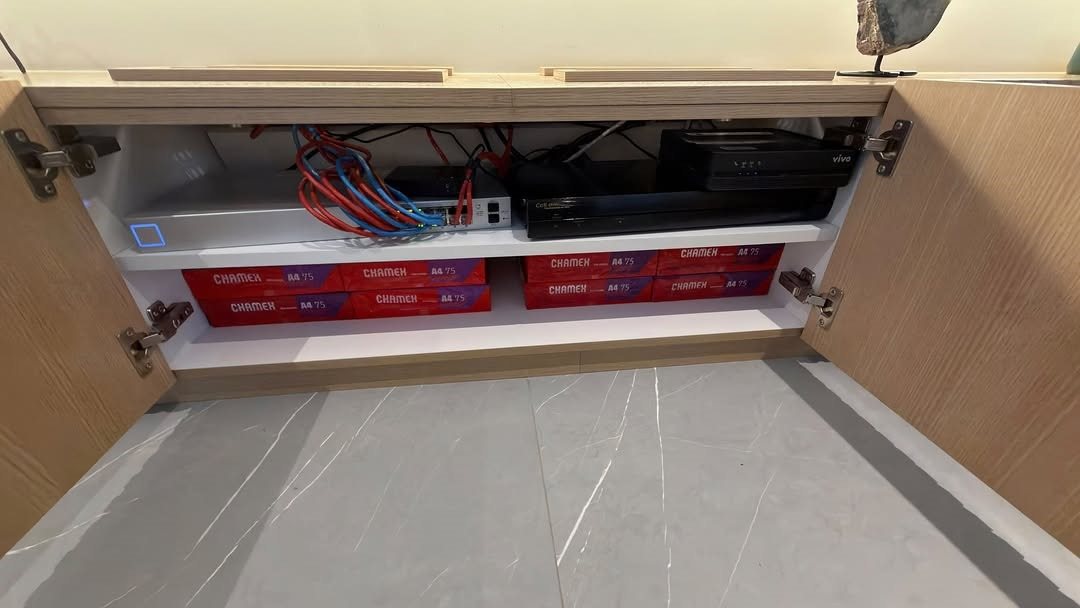Equipamentos e cabeamento de rede organizados em um armário